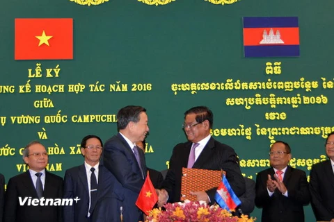 Bộ trưởng Bộ Công an Tô Lâm và Phó Thủ tướng, kiêm Bộ trưởng Nội vụ Sar Kheng tại lễ ký kết hợp tác. (Ảnh: Xuân Khu/Vietnam+) 