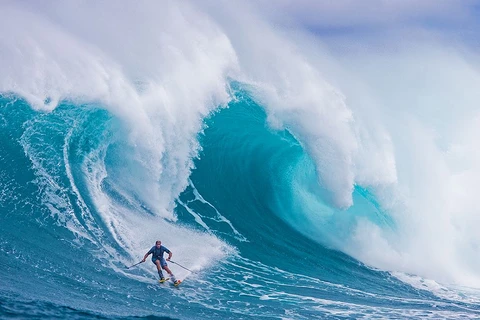 Vận động viên lướt sóng Chuck Patterson chinh phục những con sóng ở in Maui, Hawaii. (Nguồn: NatGeo)