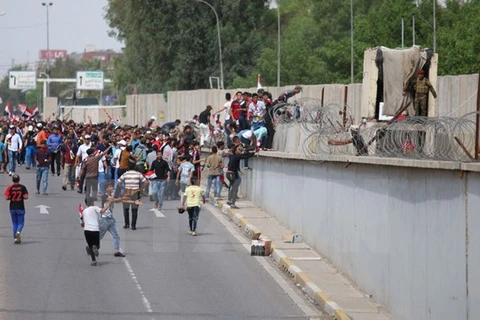 Người biểu tình tại khu vực Vùng Xanh ở thủ đô Baghdad ngày 30/4. (Nguồn: AFP/TTXVN)