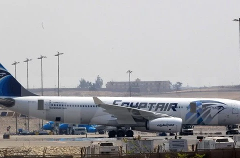 Một máy bay của hãng EgyptAir cất cánh tại sân bay Cairo. (Nguồn: EPA/TTXVN)