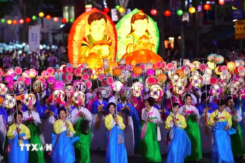 Lễ rước đèn mừng ngày lễ Phật đản ở Hàn Quốc. (Nguồn: AFP/TTXVN) 