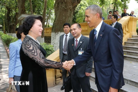 Chủ tịch Quốc hội Nguyễn Thị Kim Ngân đón Tổng thống Barack Obama tới thăm nơi ở và làm việc của Chủ tịch Hồ Chí Minh trong Khu di tích Phủ Chủ tịch. (Ảnh: Trọng Đức/TTXVN) 