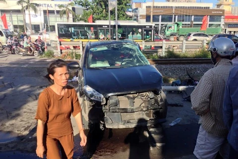 Hiện trường một vụ tai nạn ôtô sau khi bị tàu hỏa đâm. (Ảnh: Sơn Bách/Vietnam+)