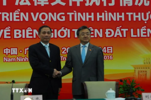 Thứ trưởng Bộ Ngoại giao Việt Nam Lê Hoài Trung (trái) và Thứ trưởng Bộ Ngoại giao Trung Quốc Lưu Chấn Dân tại hội nghị. (Ảnh: Xuân Vịnh/TTXVN) 
