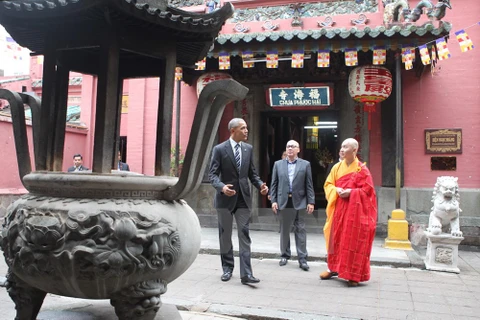 Ông Obama nói chuyện với sư trụ trì chùa Phước Hải, quận 1, Thành phố Hồ Chí Minh. (Ảnh: Thanh Vũ/TTXVN)