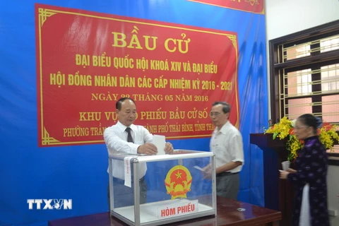 Cử tri bỏ phiếu bầu tại khu vực bầu cử số 5, phường Trần Hưng Đạo, thành phố Thái Bình. (Ảnh: Thu Hoài/TTXVN) 
