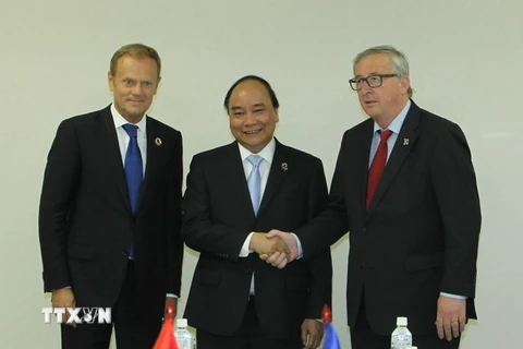 Thủ tướng Nguyễn Xuân Phúc gặp Chủ tịch Ủy ban Châu Âu Jean-Claude Juncker và Chủ tịch Hội đồng Châu Âu Donald Tusk. (Ảnh: Thống Nhất/TTXVN) 