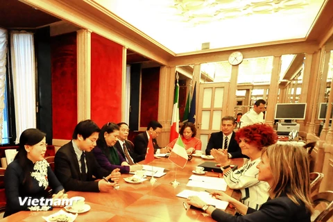 Phó Chủ tịch Quốc hội Tòng Thị Phóng hội đàm với Phó Chủ tịch Thượng viện Cộng hòa Italy Valeria Fedeli (Ảnh: Đức Hòa/Vietnam+) 