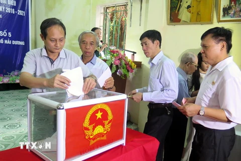 Cử tri bỏ phiếu tại khu vực bầu cử số 5, phường Nguyễn Trãi, thành phố Hải Dương. (Ảnh: Mạnh Tú/TTXVN) 