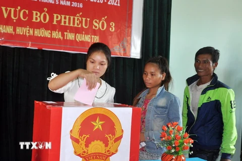 Cử tri bỏ phiếu bầu cử tại khu vực bỏ phiếu số 3, huyện miền núi Hướng Hóa. (Ảnh: Trần Tĩnh/TTXVN) 
