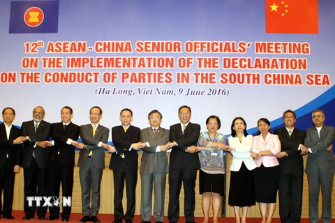Các quan chức cao cấp ASEAN-Trung Quốc chụp ảnh lưu niệm. (Ảnh: Văn Đức/TTXVN) 