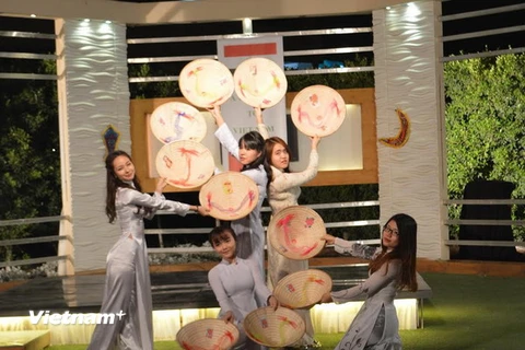 Tiết mục múa nón do các sinh viên Việt Nam thể hiện gây ấn tượng với công chúng Ai Cập. (Ảnh: Nguyễn Trường/Vietnam+)