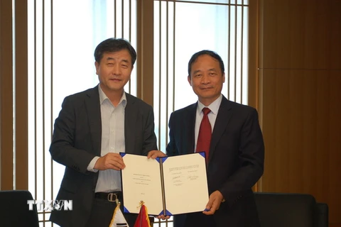 Phó Tổng giám đốc Lê Duy Truyền và ký Bản ghi nhớ hợp tác với Hãng thông tấn Yonhap (Hàn Quốc) năm 2015. (Nguồn: TTXVN) 