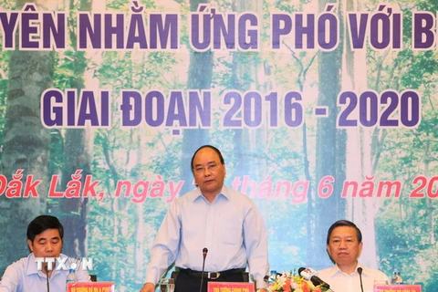  Thủ tướng Nguyễn Xuân Phúc phát biểu chỉ đạo hội nghị. (Ảnh: Thống Nhất/TTXVN) 