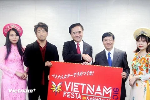 Đại sứ Việt Nam tại Nhật Bản Nguyễn Quốc Cường và Thống đốc tỉnh Kanagawa Kuroiwa Yuri chụp ảnh lưu niệm cùng với logo của Việt Nam Festa năm 2016. (Ảnh: Gia Quân/Vietnam+)