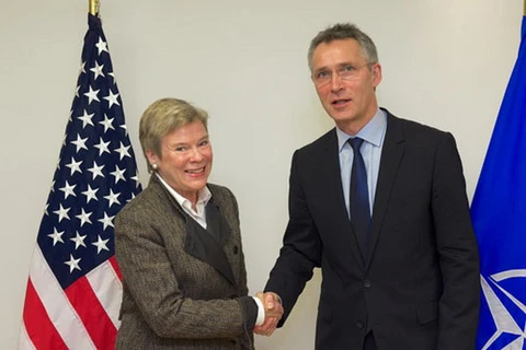 Tổng Thư ký NATO Jens Stoltenberg và bà Rose Gottemoeller. (Nguồn: nato.int)