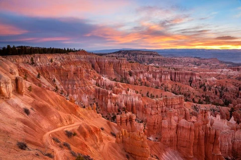 Ánh bình minh nhuộm đỏ công viên quốc gia Bryce Canyon ở Utah, Mỹ. (Nguồn: Nat Geo)