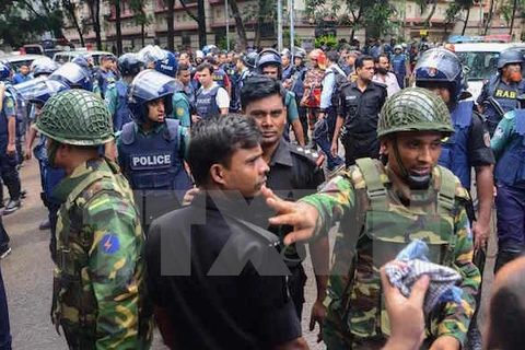 Cảnh sát điều tra tại hiện trường vụ tấn công bắt giữ con tin ở Dhaka. (Nguồn: AFP/TTXVN)