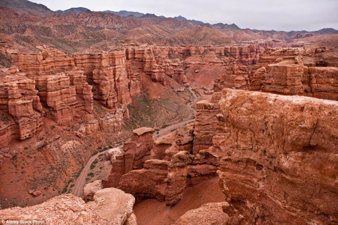 Với cảnh quan núi đá hùng vĩ trải dài xa tầm mắt, du khách như bị mê hoặc khi đặt chân đến Sharyn Canyon (Kazakhstan) - địa danh được ví đẹp không kém kỳ quan thiên nhiên thế giới Grand Canyon ở Mỹ. (Nguồn: Alamy Stock)