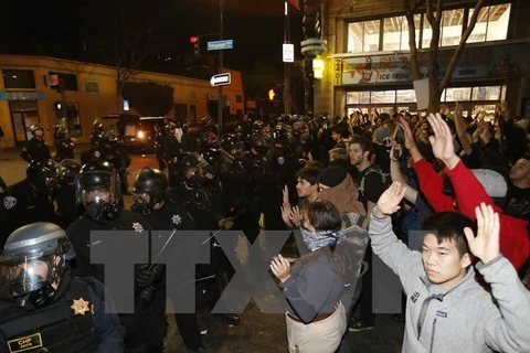 Biểu tình phản đối cảnh sát làm chết người da màu tại Berkeley, bang California. (Nguồn: AFP/TTXVN)