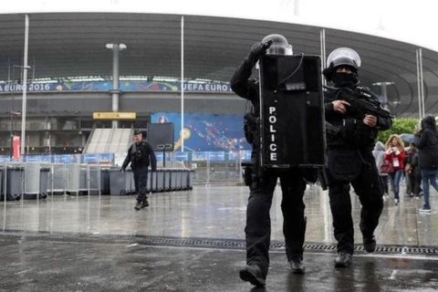 Lực lượng cảnh sát bên ngoài sân vận động Stade de France. (Nguồn: AFP)