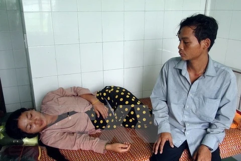Một người dân có triệu chứng như bệnh bạch hầu được điều trị tại Trung tâm y tế huyện Phước Sơn, Quảng Nam. (Ảnh: Đỗ Trưởng/TTXVN)
