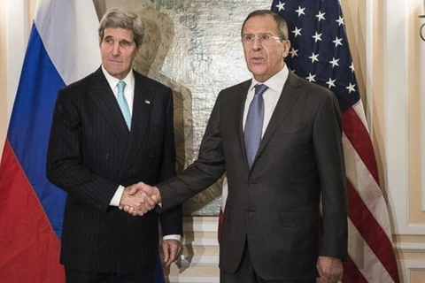 Ngoại trưởng Nga Sergei Lavrov (phải) và người đồng cấp Mỹ John Kerry. (Nguồn: ABC News)