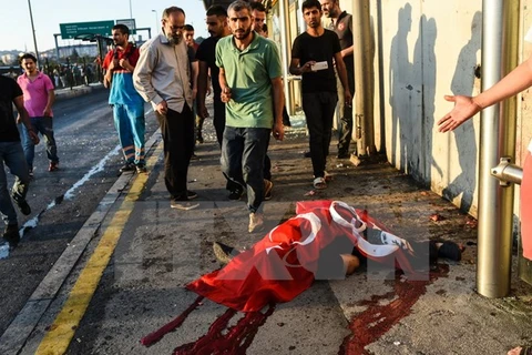 Một thường dân bị lực lượng đảo chính sát hại trên cây cầu Bosphorus ở Istanbul ngày 16/7. (Nguồn: AFP/TTXVN)