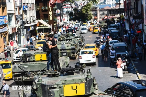 Xe tăng của quân đội Thổ Nhĩ Kỳ bỏ lại trên các đường phố ở Istanbul sau vụ đảo chính. (Nguồn: AFP/TTXVN) 