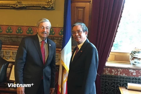Đại sứ Phạm Quang Vinh gặp gỡ Thống đốc bang Iowa, ông Terry Branstad. (Ảnh: Đoàn Hùng/Vietnam+) 