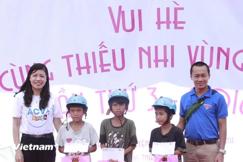 Trao quà và học bổng cho trẻ em nghèo vùng biên ở Tây Ninh. (Ảnh: Nhu Giang-Sơn Hên/Vietnam+)