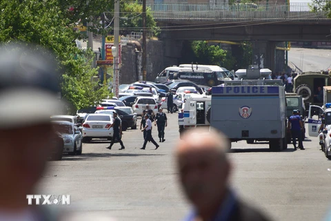 Lực lượng an ninh Armenia phong tỏa bên ngoài trụ sở trung đoàn cảnh sát ở Yerevan ngày 17/7. (Nguồn: AFP/TTXVN)