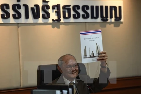 Chủ tịch Ủy ban soạn thảo Hiến pháp Thái Lan Meechai Ruchupan giới thiệu bản dự thảo Hiến pháp mới tại Quốc hội ở Bangkok. (Nguồn: AFP/TTXVN)