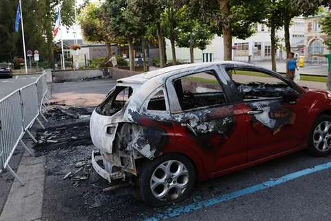 Một chiếc xe bị đốt cháy trong vụ bạo loạn ở thị trấnBeaumont-sur-Oise. (Nguồn: Getty) 