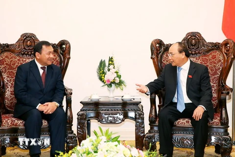 Thủ tướng Nguyễn Xuân Phúc tiếp Đại sứ Campuchia chào từ biệt. (Ảnh: Thống Nhất/TTXVN)