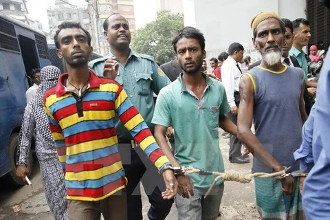 Các đối tượng bị cảnh sát bắt giữ trong chiến dịch lớn truy quét phiến quân tại Dhaka. (Ảnh: EPA/TTXVN)