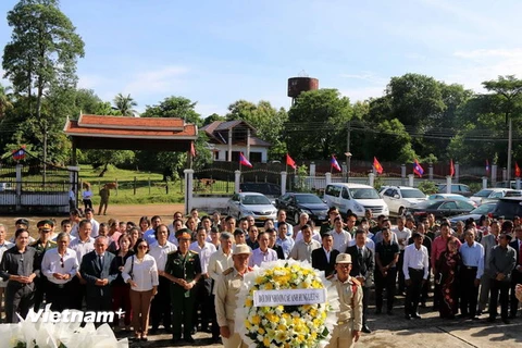 Các đại biểu cùng đông đảo kiều bào dâng hương tưởng niệm tại nghĩa trang liệt sỹ Liên quân Lào-Việt. (Ảnh: Phạm Kiên/Vietnam+)