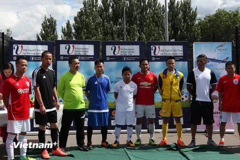 Đại diện một số đội bóng tham gia giải Cup Người Việt UK 2016. (Ảnh: Hạnh Nguyên/Vietnam+) 