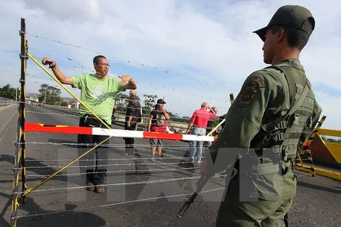 Người dân Colombia tại biên giới với Venezuela ở Cucuta ngày 22/8/2015. (Nguồn: AFP/TTXVN)