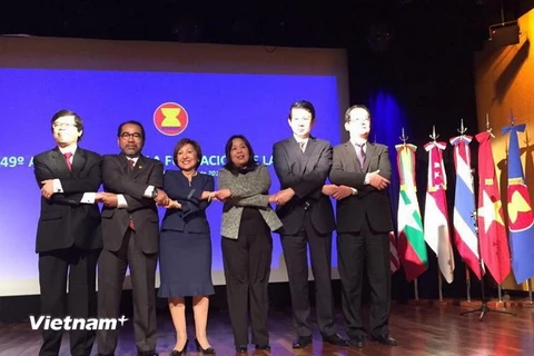  Đại sứ các nước ASEAN và đại diện Bộ Ngoại giao Argentina chụp ảnh tại lễ kỷ niệm. (Ảnh: Diệu Hương/Vietnam+)