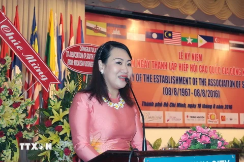 Bà Phan Thị Hồng Xuân, Chủ tịch Hội hữu nghị Việt Nam-Đông Nam Á TP.HCM đọc diễn văn tại lễ kỷ niệm. (Ảnh: Thanh Vũ/TTXVN) 