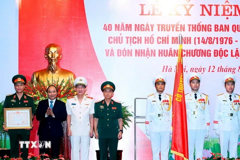 Thủ tướng Nguyễn Xuân Phúc trao Huân chương Độc lập hạng Nhì cho Ban quản lý Lăng Chủ tịch Hồ Chí Minh. (Ảnh: Thống Nhất/TTXVN) 