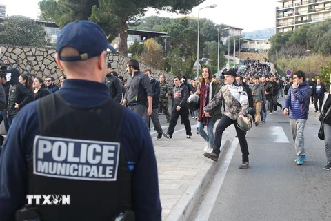 Cảnh sát triển khai để ngăn chặn những người biểu tình quá khích ở Ajaccio, đảo Corsica, Pháp ngày 27/12. (Nguồn: AFP/TTXVN)
