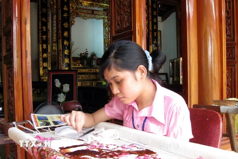 Sản phẩm thêu tay được làm thủ công trong khu vực làng nghề của Thiên Đường Bảo Sơn. (Ảnh : Hoàng Lâm/TTXVN) 