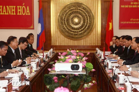 Phó Chủ tịch Quốc hội Lào Somphan Phengkhammy (thứ hai, bên trái) phát biểu tại buổi làm việc. (Ảnh: Thanh Tùng/TTXVN) 
