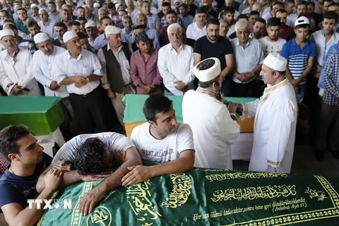 Lễ tang nạn nhân thiệt mạng trong vụ đánh bom ở Gaziantep. (Nguồn: EPA/TTXVN) 