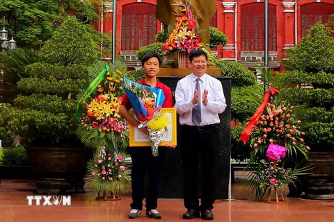 Ủy ban Nhân dân tỉnh Thừa Thiên-Huế tặng Bằng khen cho em Hồ Đắc Thanh Chương. (Ảnh: Hồ Cầu/TTXVN) 