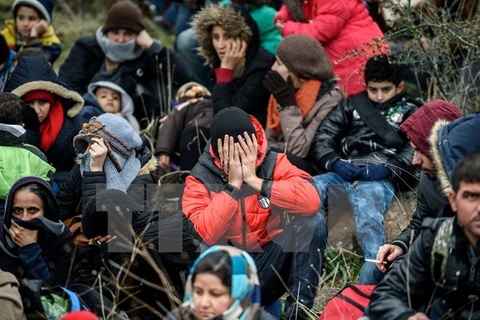 Người di cư chờ tại Canakkale, Thổ Nhĩ Kỳ. (Nguồn: AFP/TTXVN)