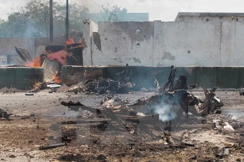 Hiện trường một vụ tấn công tại thủ đô Mogadishu. (Nguồn: EPA/TTXVN)