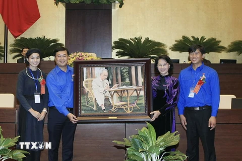 Chủ tịch Quốc hội Nguyễn Thị Kim Ngân tặng bức tranh Bác Hồ cho Trung ương Đoàn TNCS Hồ Chí Minh. (Ảnh: Phạm Kiên/TTXVN) 